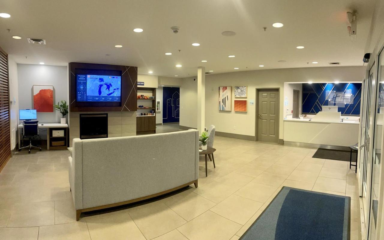 Holiday Inn Express & Suites Marquette By Ihg Exteriör bild