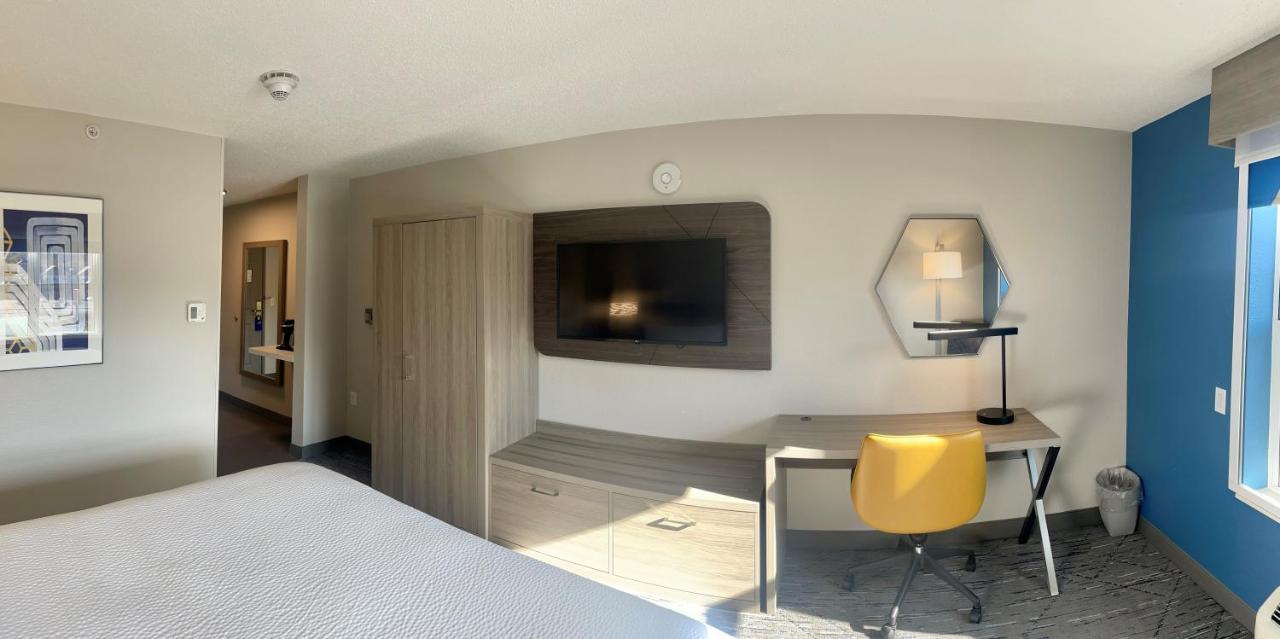 Holiday Inn Express & Suites Marquette By Ihg Exteriör bild
