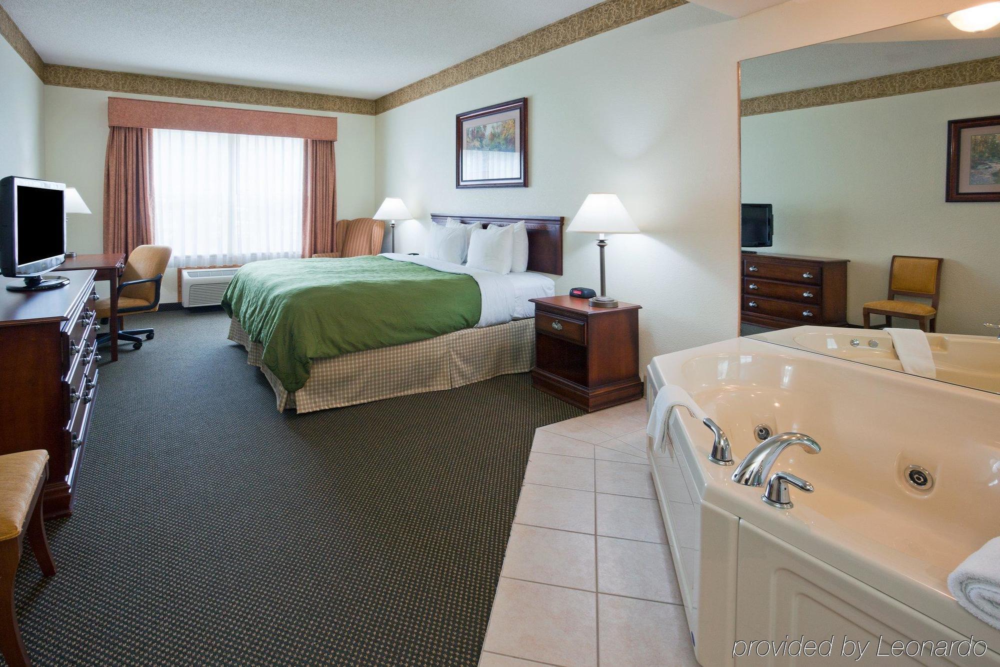 Holiday Inn Express & Suites Marquette By Ihg Exteriör bild